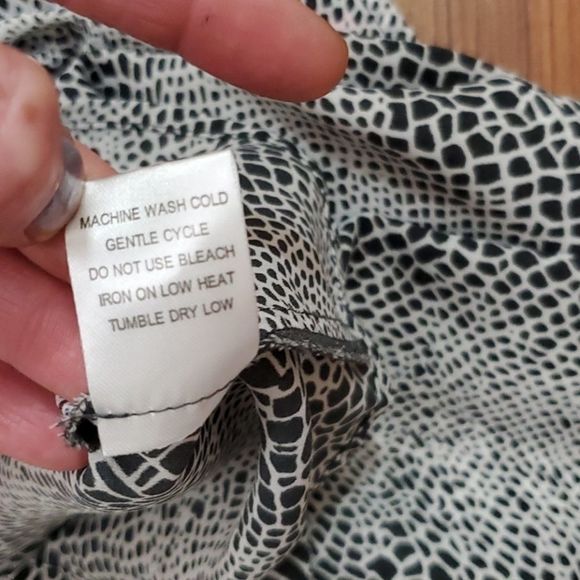 Violet and Claire snakeprint blouse  sz sm - Picture 6 of 8